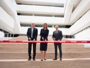 Dr. Michael Otto, Katy Roewer und Hamburgs Erster Bürgermeister Dr. Peter Tschentscher eröffneten die neue Firmenzentrale.